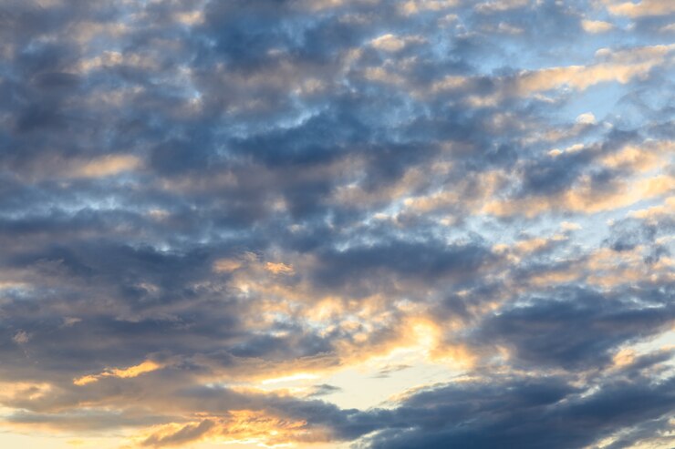 Verbazingwekkende cloudscape aan de hemel bij zonsondergang na regen