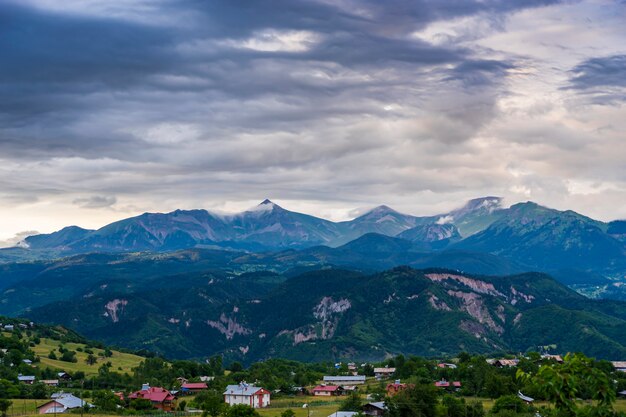 Verbazingwekkende dorpsfoto's en berglandschappen. savsat, artvin - turkije