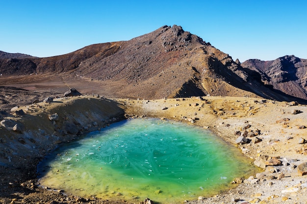 Verbazingwekkende Emerald meren op Tongariro Crossing track, Tongariro National Park, Nieuw-Zeeland. Wanderlust concept