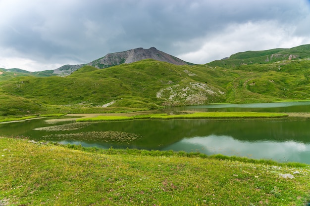 Verbazingwekkende foto's van het meer en berglandschappen. Savsat, Artvin - Turkije