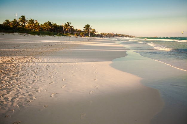 Verbazingwekkende kleurrijke zonsondergang op het tropische strand in Mexico