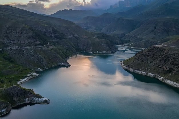 Verbazingwekkende landschapsmening van het prachtige gijgitmeer en de kaukasische bergen rusland