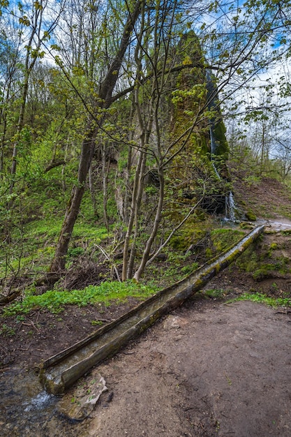 Verbazingwekkende lente pittoreske waterval op steile rotsachtige klif De voormalige Orlovsky landgoederen park Maliivtsi Khmelnytsky regio Oekraïne