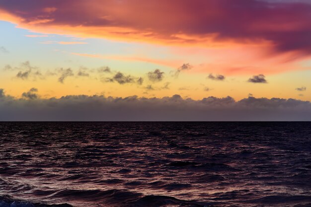 Verbazingwekkende lucht en water bij zonsondergang over de Oostzee, Saaremaa, Estland