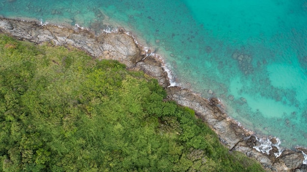 Verbazingwekkende luchtfoto van zeegolven die rotsen raken met turkoois zeewater Prachtig zeegezicht in de kustlijn van het eiland Phuket Thailand Reis- en tourconcept