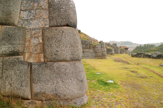 Verbazingwekkende massieve oude Inca-stenen muur van het fort van Sacsayhuaman, Cusco, Peru, Zuid-Amerika