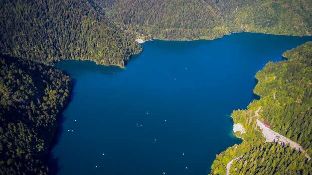 Verbazingwekkende natuur landschapsmening van Ritsameer, Abchazië Luchtfoto vakantieoord Gagra, Abchazië, Georgië