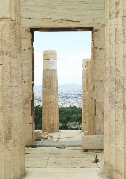 Verbazingwekkende oude Griekse tempelruïnes op de Acropolis kijken uit over de stad Athene, Griekenland