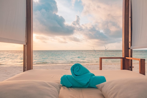 Verbazingwekkende strandluifel, vrijetijdslevensstijl zomervakantie. Zonsondergangkleuren, strandresort met zeezandhemel