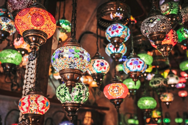 Verbazingwekkende traditionele handgemaakte Turkse lampen in lokale souvenirwinkel, Goreme.