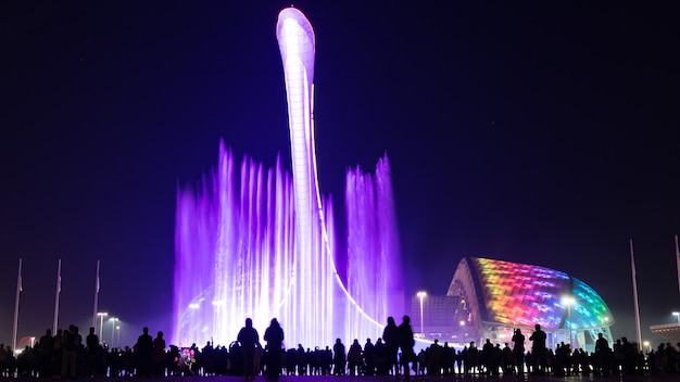 Verbazingwekkende verlichte muzikale fontein en Olympisch Stadion Fisht 's nachts in Sochi, Rusland