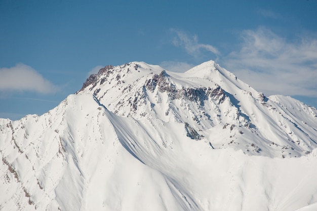 Verbazingwekkende winterlandschap van besneeuwde bergen in de ochtend in Gudauri