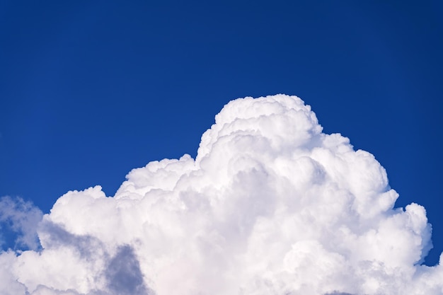 Verbazingwekkende witte wolken in blauwe hemelachtergrond goed weer dag landschap achtergrond