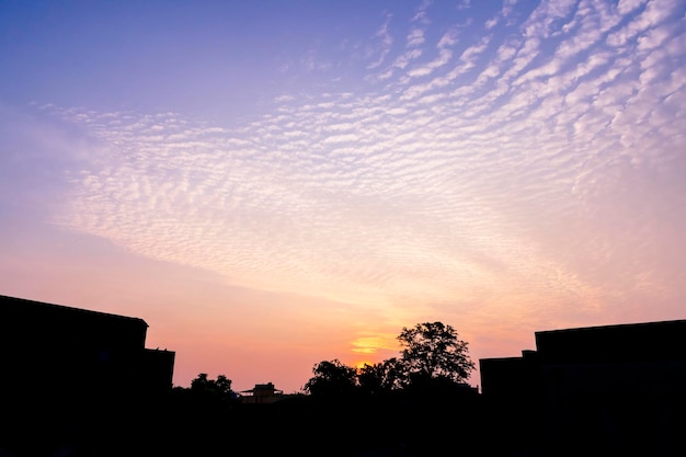 Verbazingwekkende wolkenformatie in kleurrijke lucht tijdens een moesson-zonsopgangochtend