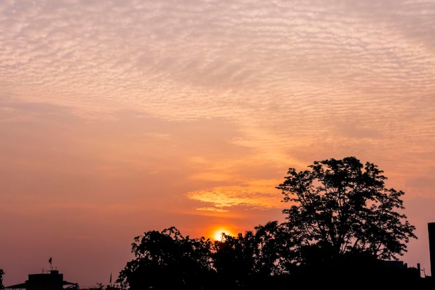 Verbazingwekkende wolkenformatie in kleurrijke lucht tijdens een moesson-zonsopgangochtend