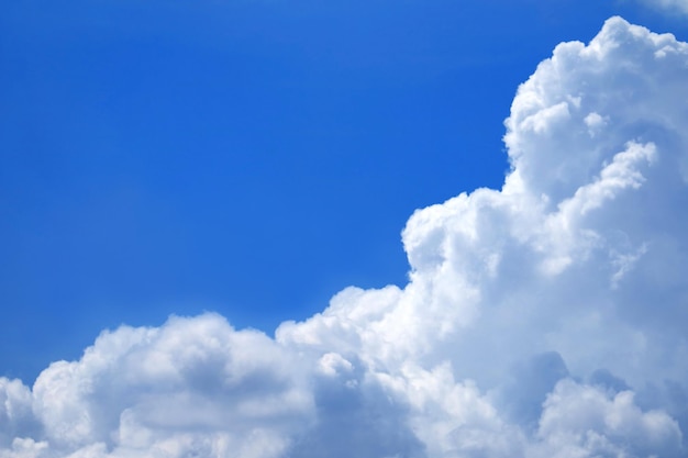 Verbazingwekkende zuivere witte cumuluswolken op een levendige blauwe lucht