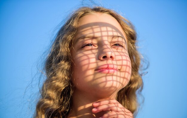 Verbeelding zomervakantie en vakantie genieten van goed weer kind mode mooi kind buiten natuurlijke schoonheid klein meisje lang krullend haar gelukkige jeugd perfecte gezonde huid jeugd is briljant