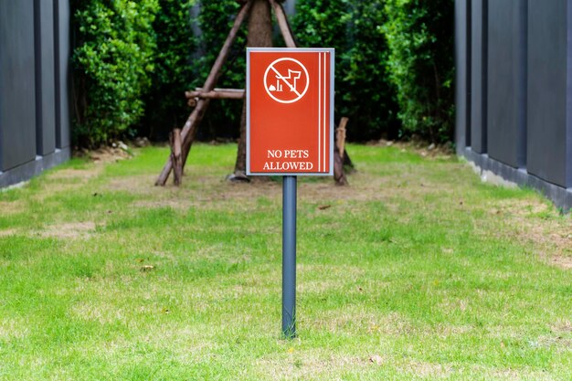 Verbied hondenteken in openbare tuinconcept Een teken dat het uitlaten van honden en andere huisdieren in het openbare park van de stad verbiedt