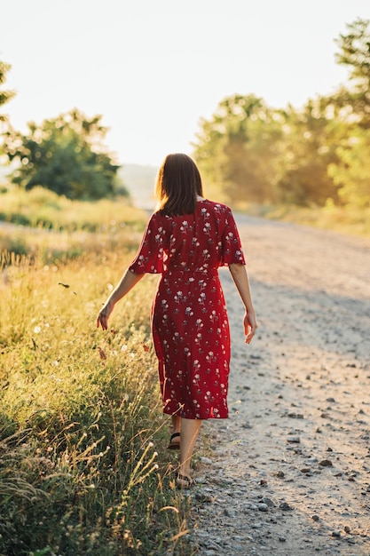 Verbinden met de natuur komt de geestelijke gezondheid ten goede Natuurtherapie Ecotherapie helpt geestelijke gezondheid Natuurimpact Welzijn Vrouw in rode jurk geniet van de natuur