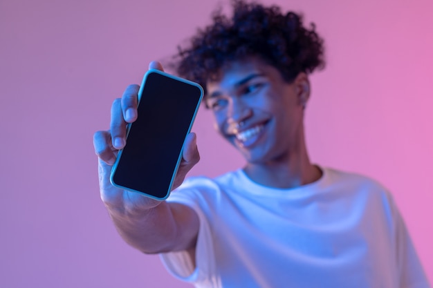 Foto verbinding. headshot van gekrulde lachende man met een smartphone