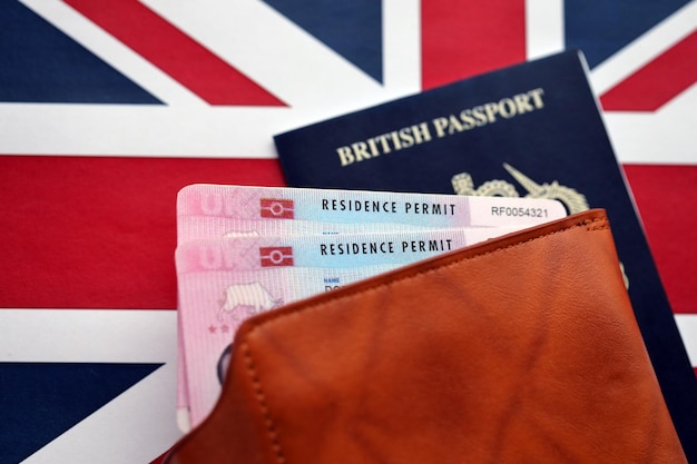 Verblijfsvergunning BRP-kaart en Brits paspoort van het Verenigd Koninkrijk op de Union Jack-vlag