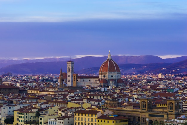 Verbluffend mooie kathedraal van santa maria del fiore in de stralen van de ondergaande zon.