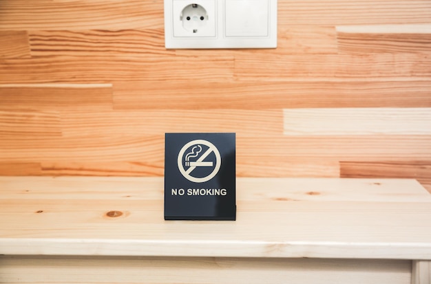 Verboden te roken teken op het nachtkastje Hotel dingen