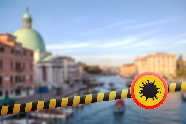 Verbodsgeel bord met model van Coronavirus-molecuul op een waarschuwingsschermlint op een onscherpe achtergrond van het Canal Grande in Venetië, Italië. Coronavirus, Covid 19 pandemie, Quarantaineconcept.