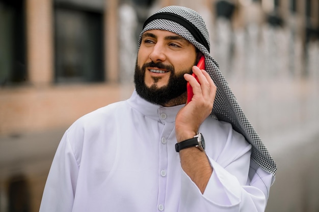 Verbonden. Arabische man met een smartphone in handen