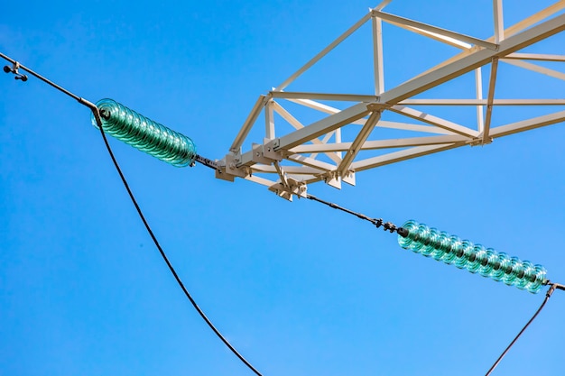 Verbonden draden op een toren van de elektriciteitsnetlijn