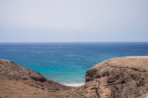 Verborgen hemels strand met niemand daar in het zuiden van Fuerteventura. reis en ontdek het concept van ongelooflijke plaatsen