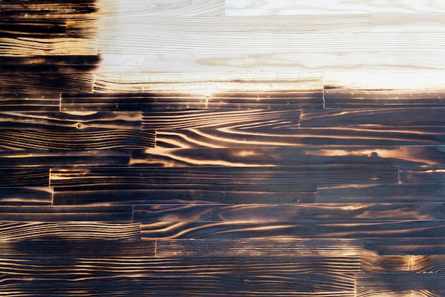 Foto verbrand houten bureau tafeloppervlak met brander vuur hout brandend handwerk close up achtergrond