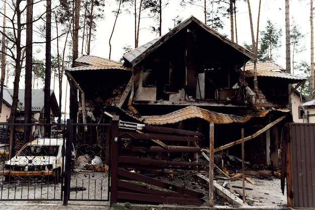 Verbrand huis van een raketaanval Russische invasie van Oekraïne Ruslands oorlog tegen Oekraïne verwoest gebouw met meerdere verdiepingen in oekraïne grote brand in huis verbrande auto