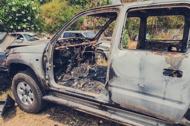 verbrandde auto per ongeluk in rommel van het voertuig