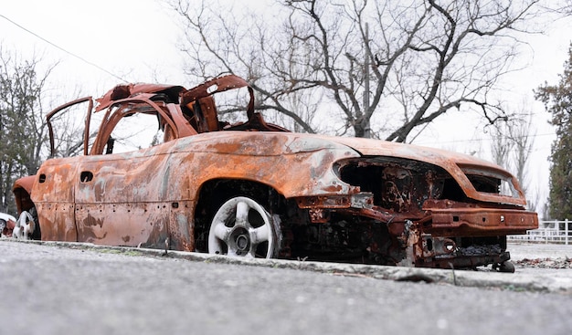 Verbrande beschadigde auto van een burger tijdens de oorlog Russen tegen de genocide van het Oekraïense volk