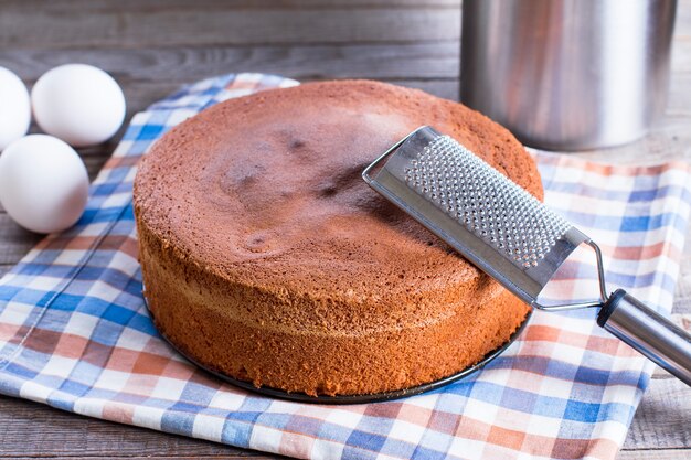 Verbrande biscuit en rasp op een houten tafel