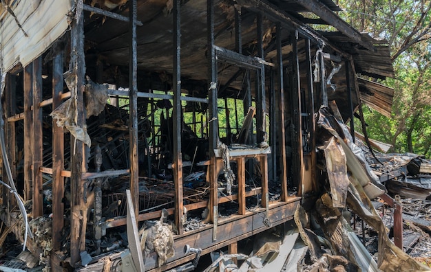 Verbrande ruïnes van houten frame thuis