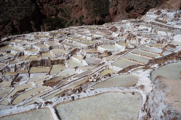 Verdampingstanks in de bergen waar zout wordt gewonnen in een stad in de Heilige Vallei in Peru