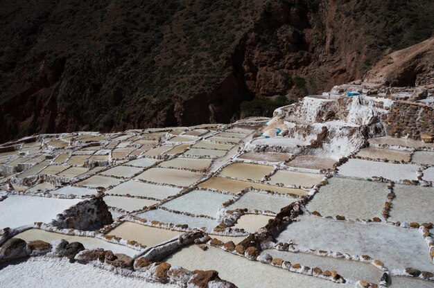 Verdampingstanks waaruit zout wordt gewonnen in de stad Maras in de Heilige Vallei in Peru