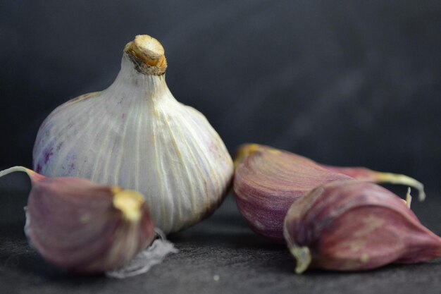 verdeelde knoflook ligt op tafel