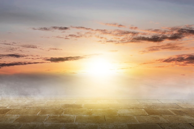 Verdieping met zicht op wolkenlandschappen met zonlicht