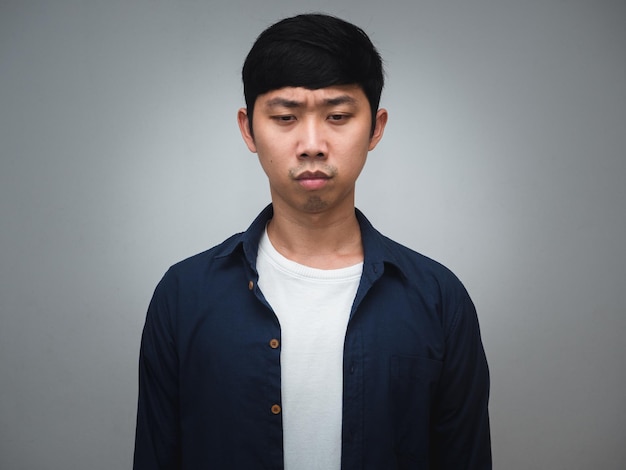 Verdriet Aziatische man voelt zich depressief over slecht leven geïsoleerd