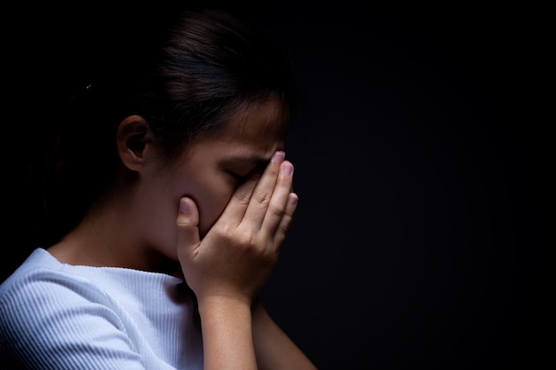 Verdriet van een vrouw in het donker