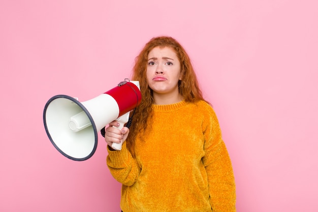 verdrietig en zeurderig voelen met een ongelukkige blik, huilen met een negatieve en gefrustreerde houding