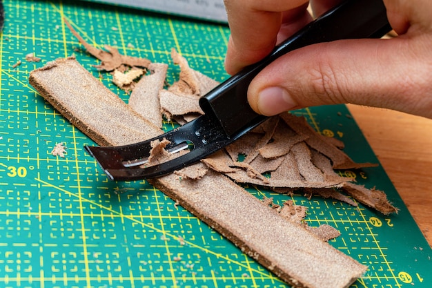 Verdunnende bruine lederen streep met skiver-hulpmiddel. lederen ambachtelijke hobby