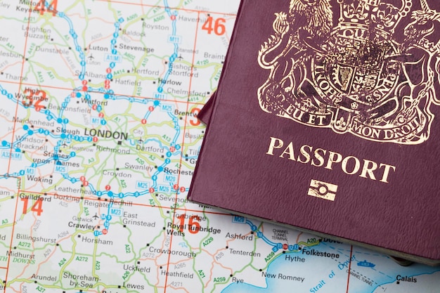Verenigd Koninkrijk paspoort op een mpa van Groot-Brittannië