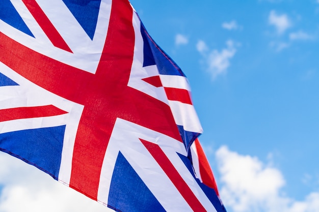 Verenigd Koninkrijk Vlag zwaaien op wind in blauwe hemel
