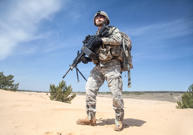 Verenigde Staten paratrooper in de lucht