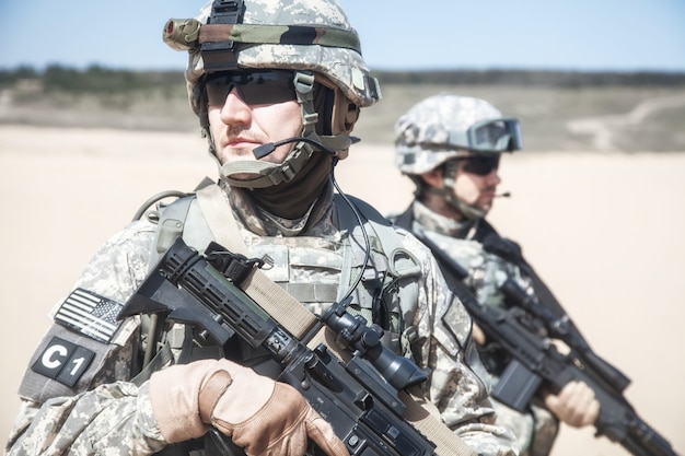 Verenigde staten paratrooper in de lucht