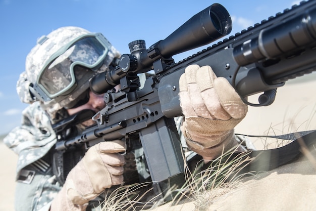 Verenigde Staten paratrooper in de lucht